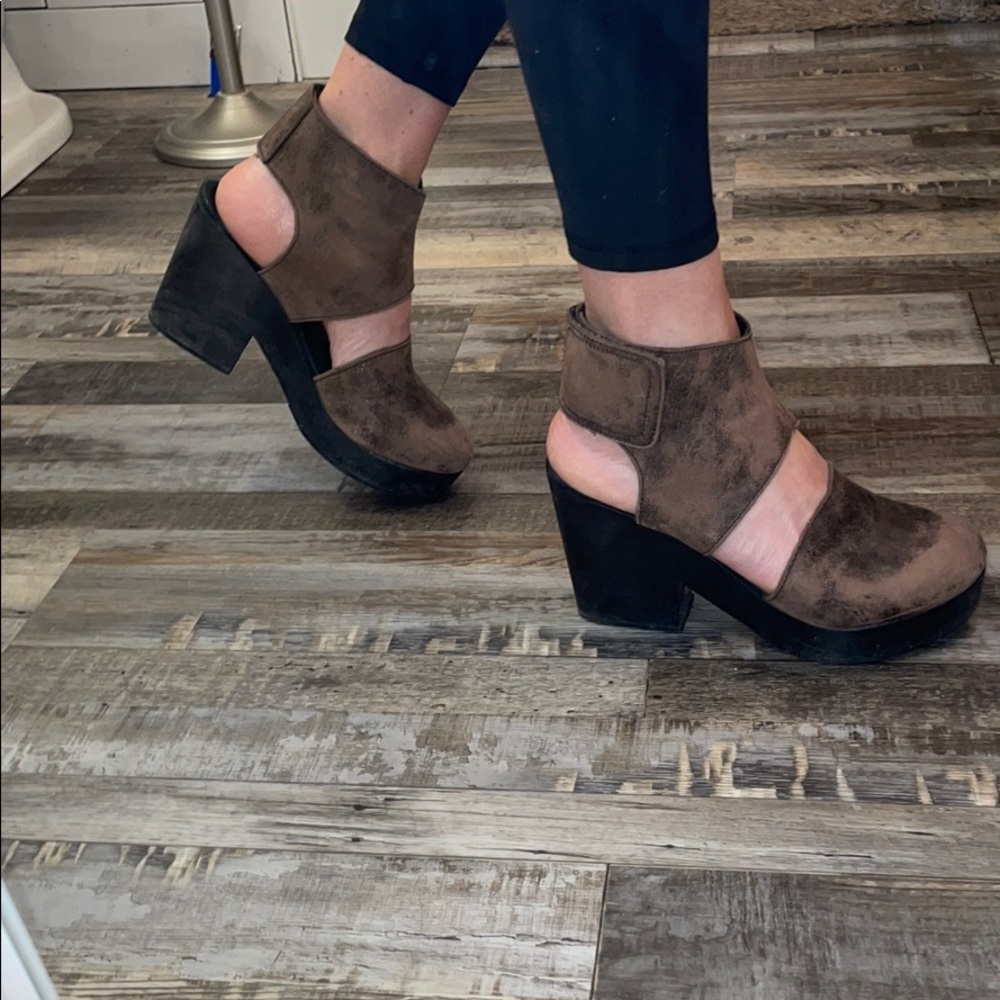 Super cute Steve Madden Freebird Clogs!